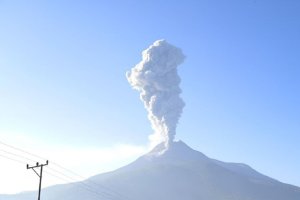Lontaran abu vulkanik yang keluar dari puncak Gunung Lewotobi Laki-laki teramati dari Pos Pengamatan Gunung Api di Flores Timur, Nusa Tenggara Timur, 