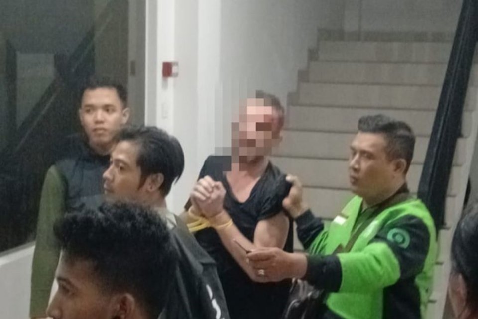 Seorang warga negara asing (WNA) asal Inggris bernama Damon Anthony Alexander Hills (50) diamankan di Bandara Internasional I Gusti Ngurah Rai, Minggu (9/6/2024) malam. 