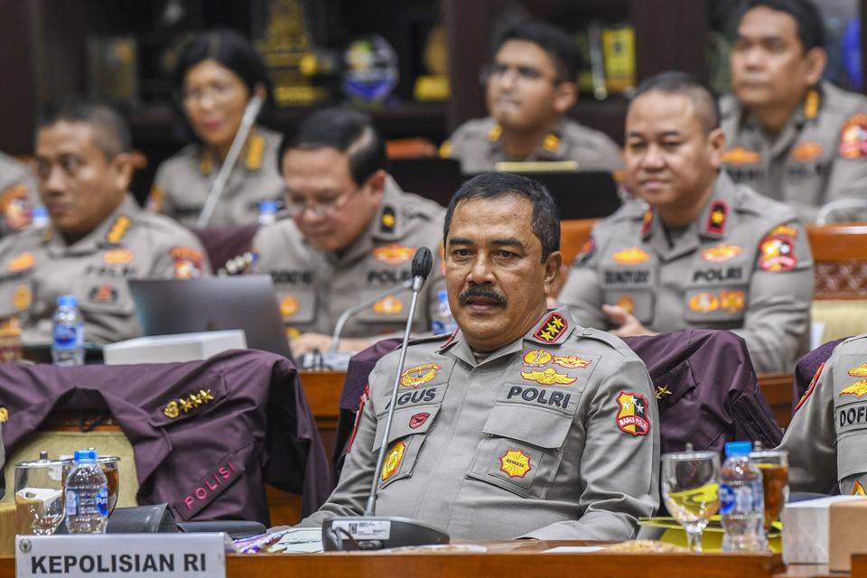 Wakapolri Komjen Pol Agus Andrianto (tengah) mengikuti rapat kerja bersama Komisi III DPR di kompleks Parlemen, Jakarta, Selasa (11/6/2024). 