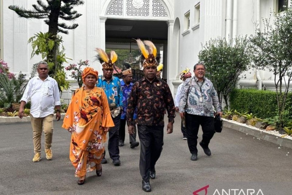 Sejumlah anggota Majelis Rakyat Papua (MRP) menemui Presiden Joko Widodo di Istana Kepresidenan, Jakarta, pada Rabu (12/6/2024). 
