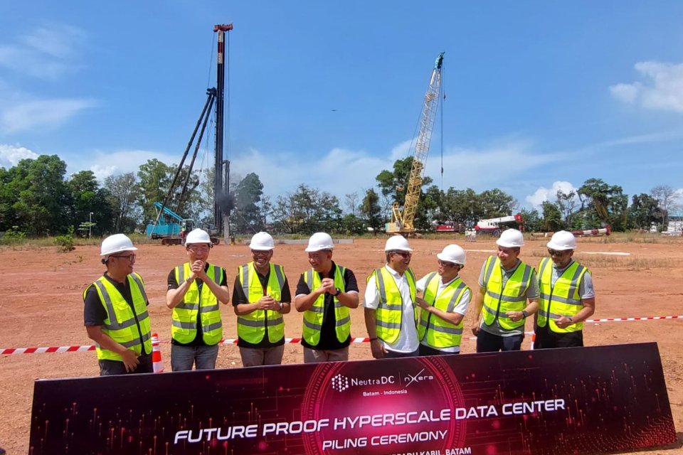 Seremoni pemancangan tiang pembangunan data center Telkom Grup beserta konsorsium di Kawasan Industri Terpadu Kabil, Batam.