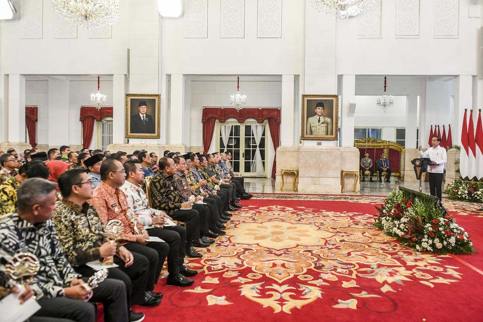 Presiden Joko Widodo (kanan) memberikan arahan saat Rakornas Pengendalian Inflasi Tahun 2024 di Istana Negara, Jakarta, Jumat (14/6/2024). Dalam Rakornas pengendalian inflasi yang bertemakan Pengamanan Produksi dan Peningkatan Efisiensi Rantai Pasok untuk
