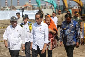 Presiden Jokowi tinjau proyek tanggul laut di Semarang
