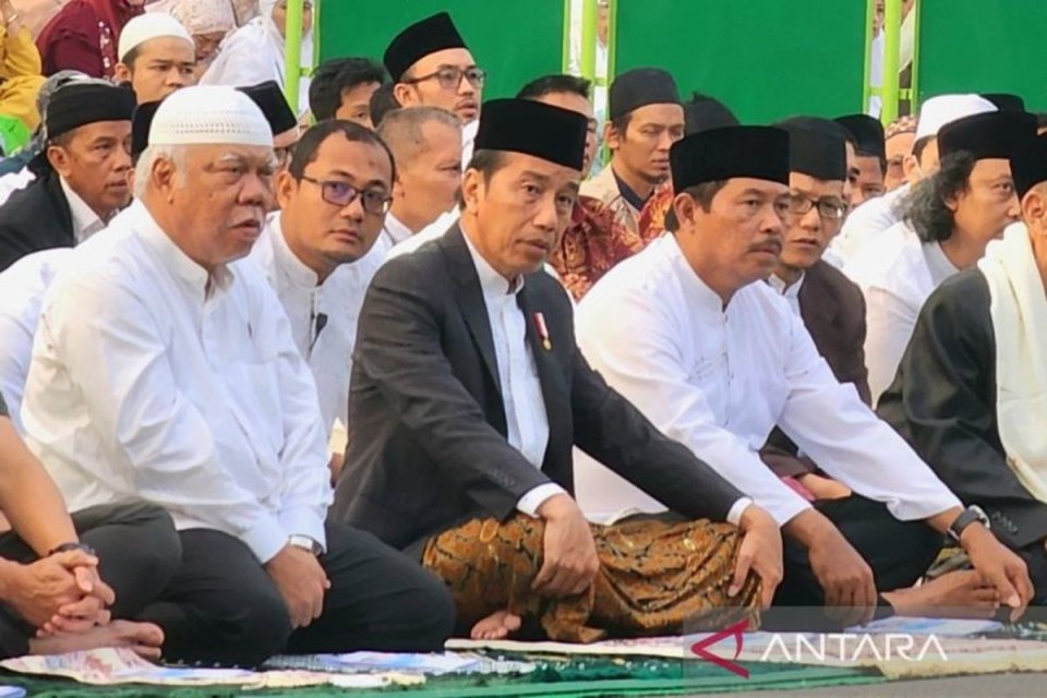 Presiden Joko Widodo melaksanakan Shalat Idul Adha 1554 Hijriah di kawasan Simpanglima, Kota Semarang, Jawa Tengah, Senin. (17/6/2024). 