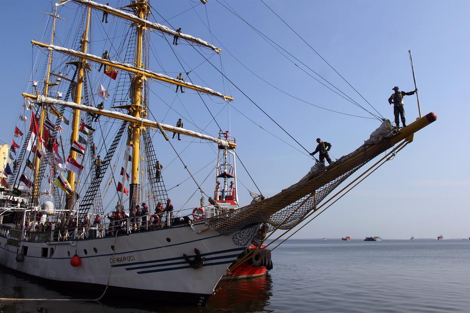 Sejumlah personel TNI Angkatan Laut berada di atas KRI Dewaruci yang akan berlayar membawa Laskar Rempah Batch II MBJR 2024 menuju Sabang dari Pelabuhan Dumai, Riau, Rabu (19/6/2024). Sebelumnya KRI Dewaruci membawa Laskar Rempah rombongan Batch I Muhibah