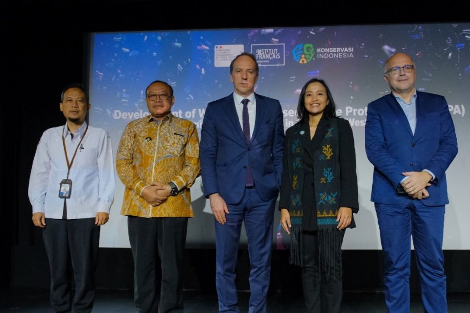 Pemerintah Prancis memberikan hibah sebesar 500.000 euro untuk program konservasi hiu paus di Teluk Saleh, Nusa Tenggara Barat.