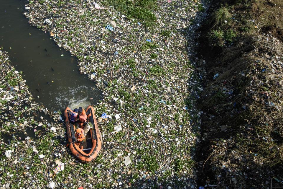 Petugas gabungan membersihkan sampah yang kembali menumpuk di aliran Sungai Citarum, Jembatan BBS, Batujajar, Kabupaten Bandung Barat, Kamis (20/6/2024). Pemerintah Provinsi Jawa Barat memperpanjang waktu pembersihan sampah hingga 1,5 bulan ke depan aki