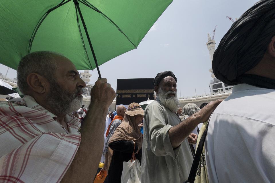 Jamaah haji melakukan tawaf ifadah mengelilingi Ka'bah di Masjidil Haram, Makkah, Arab Saudi, Kamis (20/6/2024). Jamaah haji melakukan tawaf ifadah yang menjadi rukun haji usai melakukan wukuf di Arafah dan lempar jamrah di Jamarat.