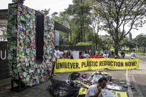 Greenpeace kembalikan sampah plastik kemasan ke Unilever