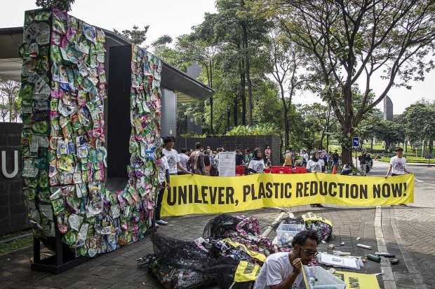 Para aktivis Greenpeace Indonesia mengembalikan sampah plastik kemasan produk-produk Unilever di depan Graha Unilever, di Bumi Serpong Damai (BSD), Tangerang Selatan, pada Kamis (20/6). 