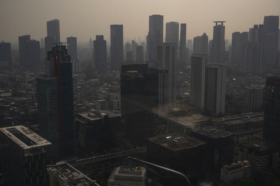 Foto suasana deretan gedung bertingkat di Jakarta, Jumat (21/6/2024). Kementerian Investasi / Badan Koordinasi Penanaman Modal (BKPM) menargetkan investasi pada tahun 2025 sebesar Rp1.850 triliun hingga Rp1.900 triliun sebagai syarat supaya pertumbuhan ek