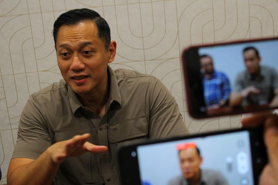 Ketua Umum Partai Demokrat Agus Harimurti Yudhoyono (AHY) memberikan keterangan pers di Pontianak, Kalimantan Barat, Sabtu (22/6/2024). 