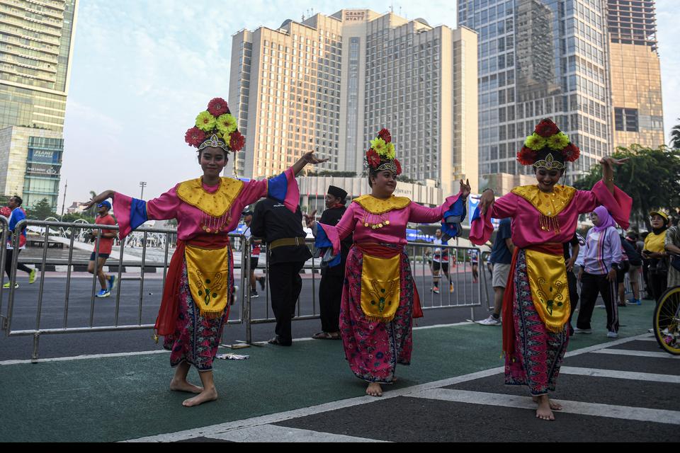 Sejumlah penari menampilkan tarian Betawi saat Car Free Day (CFD) atau Hari Bebas Kendaraan Bermotor di kawasan Bundaran HI, Jakarta, Minggu (23/6/2024). Kegiatan tersebut digelar dalam rangka memeriahkan peringatan HUT ke-497 Jakarta.