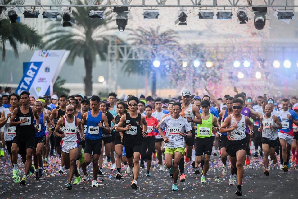 Peserta berlari saat mengikuti BTN Jakarta International Marathon 2024 di kawasan Monas, Jakarta, Minggu (23/6/2024).