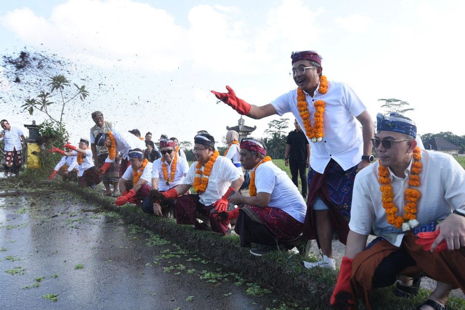 Komitmen mengembangkan program Desa Energi Berdikari (DEB), Pertamina mengajak sejumlah pemimpin redaksi media massa nasional mengunjungi Desa Keliki, Kecamatan Ubud, Kabupaten Gianyar, Bali, Jumat (21/6). 