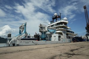 Kapal OceanXplorer milik OceanX, di Pelabuhan Teluk Banyur, Padang, Sumatera Barat, Minggu (23/6). 