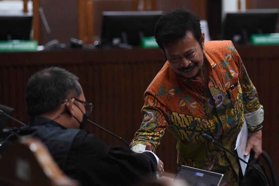Terdakwa kasus pemerasan dan gratifikasi di Kementerian Pertanian Syahrul Yasin Limpo (kanan) menyalami jaksa penuntut umum usai menjadi saksi untuk terdakwa lainnya Kasdi Subagyono dan Muhammad Hatta dalam sidang lanjutan di Pengadilan Tipikor, Jakarta, 