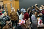Karen Agustiawan menangis usai sidang vonis.