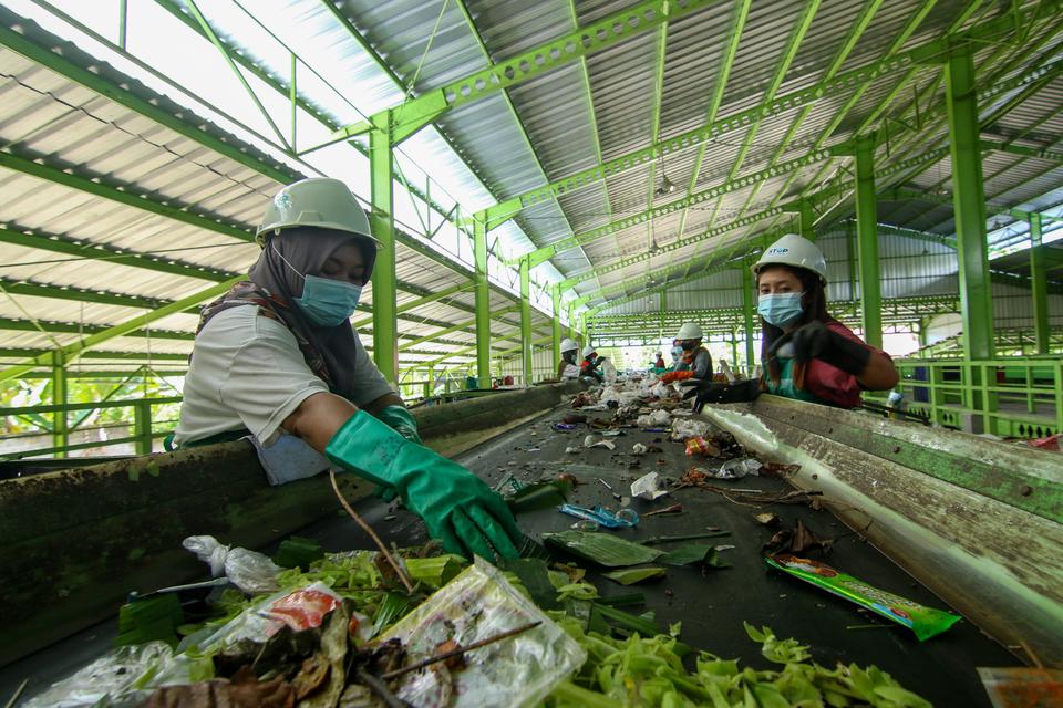 Pekerja memilah sampah yang masih memiliki nilai ekonomi di Tempat Pembuangan Sampah Terpadu Reduce Reuse Recycle (TPS 3R) Balak, Banyuwangi, Jawa Timur, Kamis (27/6/2024). TPS 3R Balak yang mulai beroperasi tahun 2022 itu memiliki kapasitas 80 ton per ha