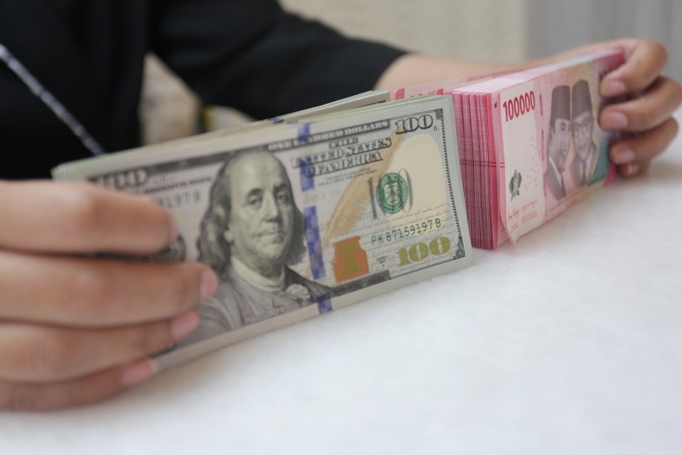 Bank DBS Indonesia memprediksi nilai tukar rupiah akan menguat ke level Rp 15.800 per dolar Amerika Serikat pada akhir 2024. 