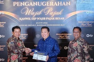 Presiden Direktur PT Adaro Energy Indonesia Tbk Garibaldi Thohir (tengah) menerima penghargaan dari Kepala Kantor Wilayah DJP Wajib Pajak Besar Yunirw