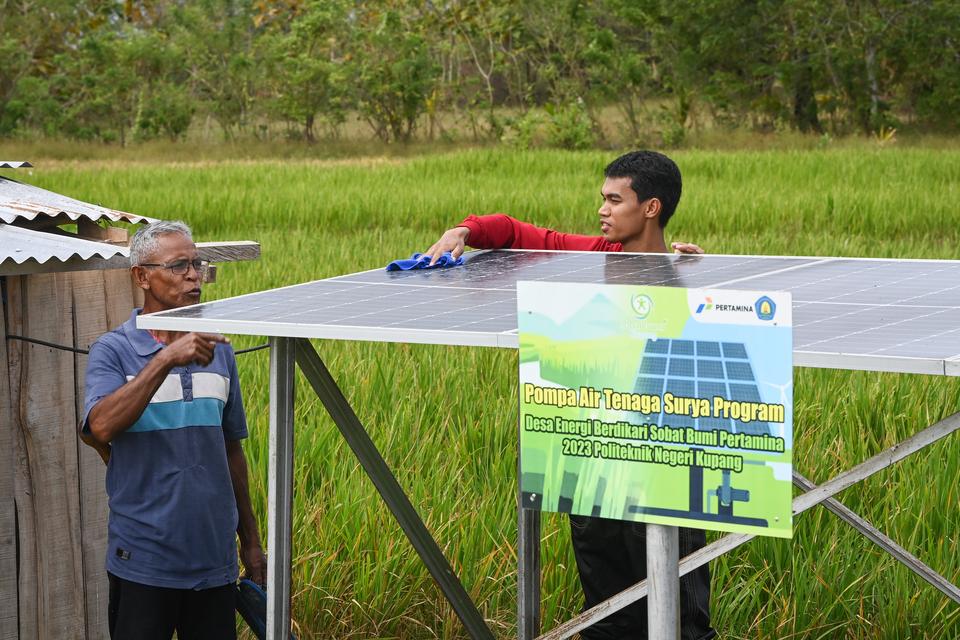 Mahasiswa Politeknik Negeri Kupang bersama petani setempat melakukan perawatan instalasi pembangkit listrik tenaga surya (PLTS) untuk mesin pompa air di persawahan Desa Pukdale, Kupang Timur, Kabupaten Kupang, Nusa Tenggara Timur (NTT), Sabtu (29/6/2024).