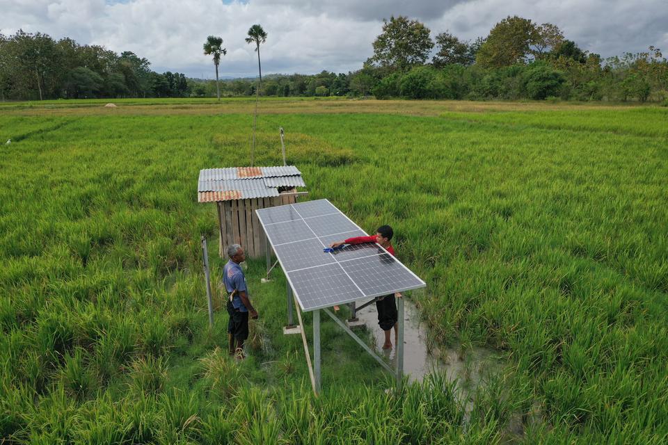 Mahasiswa Politeknik Negeri Kupang bersama petani setempat melakukan perawatan instalasi pembangkit listrik tenaga surya (PLTS) untuk mesin pompa air di persawahan Desa Pukdale, Kupang Timur, Kabupaten Kupang, Nusa Tenggara Timur (NTT), Sabtu (29/6/2024).