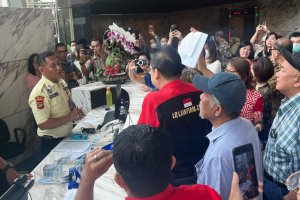Nasabah Kresna Life protes ke Gedung OJK