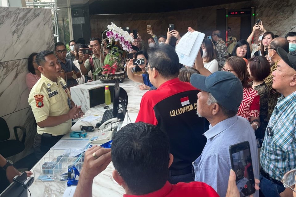 Sekitar 50 nasabah PT Asuransi Jiwa Kresna atau Kresna Life mendatangi kantor Otoritas Jasa Keuangan (OJK) di Gedung Wisma Mulia 2, Jakarta, pada Senin (1/7).