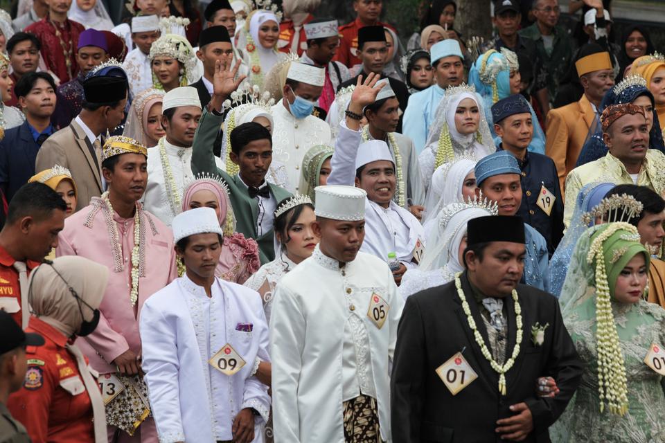 Sejumlah pasangan pengantin pada acara pernikahan massal di Surabaya, Jawa Timur, Selasa (2/7/2024). Mereka mengikuti acara Pemkot Surabaya yang menggelar sidang isbat nikah massal sekaligus resepsi bagi 330 pasangan pengantin dari berbagai umur.