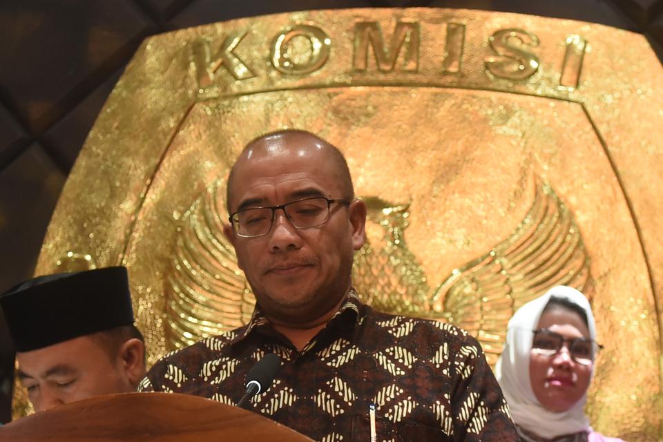 Ketua Komisi Pemilihan Umum Hasyim Asy'ari (tengah) bersiap memberikan keterangan pers terkait pemberhentian dirinya dalam sidang putusan dugaan pelanggaran Kode Etik Penyelenggara Pemilu (KEPP) oleh DKPP di Gedung KPU, Jakarta, Rabu (3/7/2024). Dewan Ke
