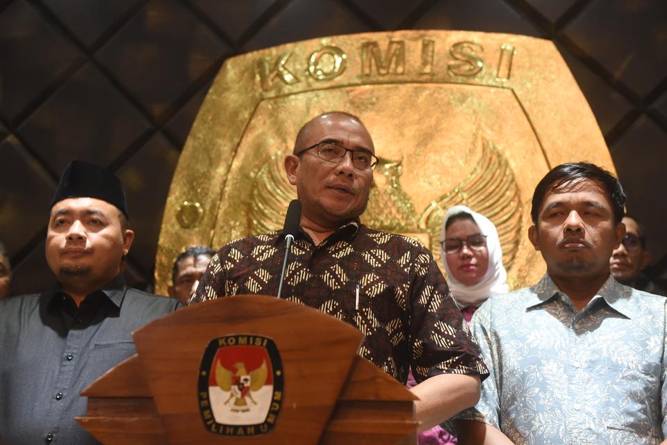 Ketua KPU Hasyim Asy'ari (tengah) memberikan keterangan pers terkait pemberhentian dirinya di Gedung KPU, Jakarta, Rabu (3/7/2024). 