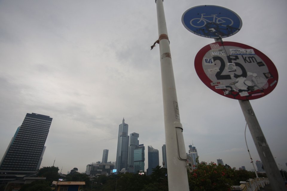 Suasana cuaca mendung menyelimuti gedung bertingkat di Jakarta, Kamis (4/7/2024). BMKG memprakirakan pada Kamis siang, wilayah Jakarta Selatan diguyur hujan ringan.