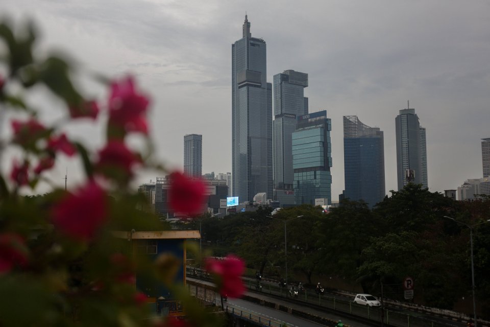 Suasana cuaca mendung menyelimuti gedung bertingkat di Jakarta, Kamis (4/7/2024). BMKG memprakirakan pada Kamis siang, wilayah Jakarta Selatan diguyur hujan ringan.