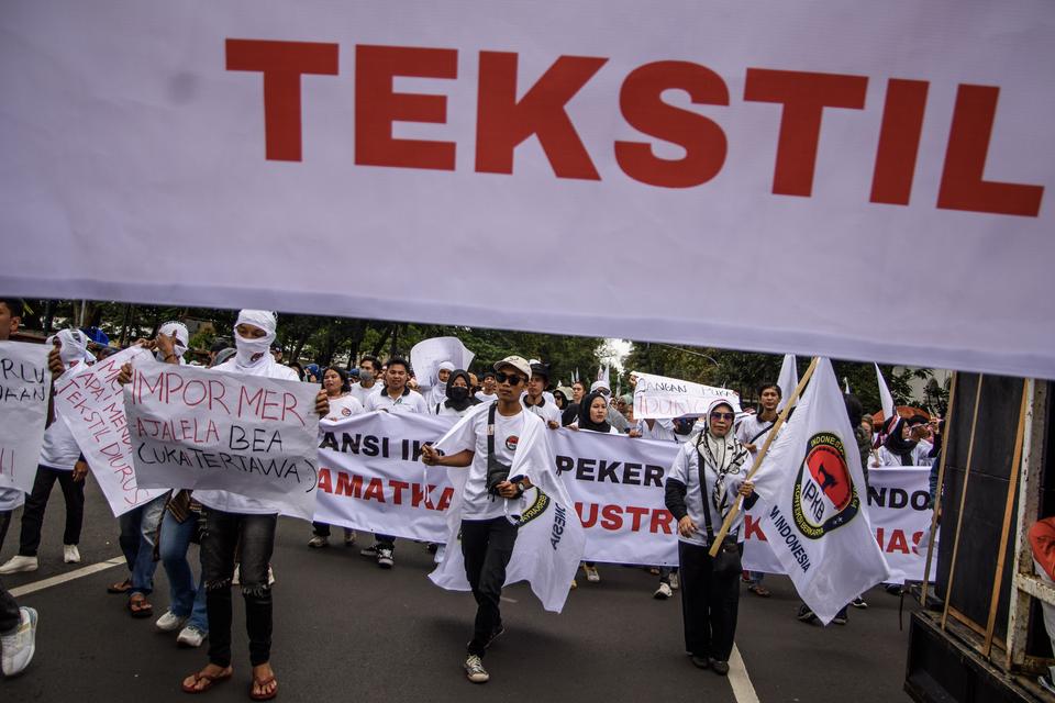 Massa yang tergabung dalam Aliansi IKM dan Pekerja Tekstil Indonesia berunjuk rasa di depan Gedung Sate, Bandung, Jawa Barat, Jumat (5/7/2024). Mereka meminta pemerintah agar segera membuat aturan dan kebijakan dalam menyelamatkan industri tekstil dan pro