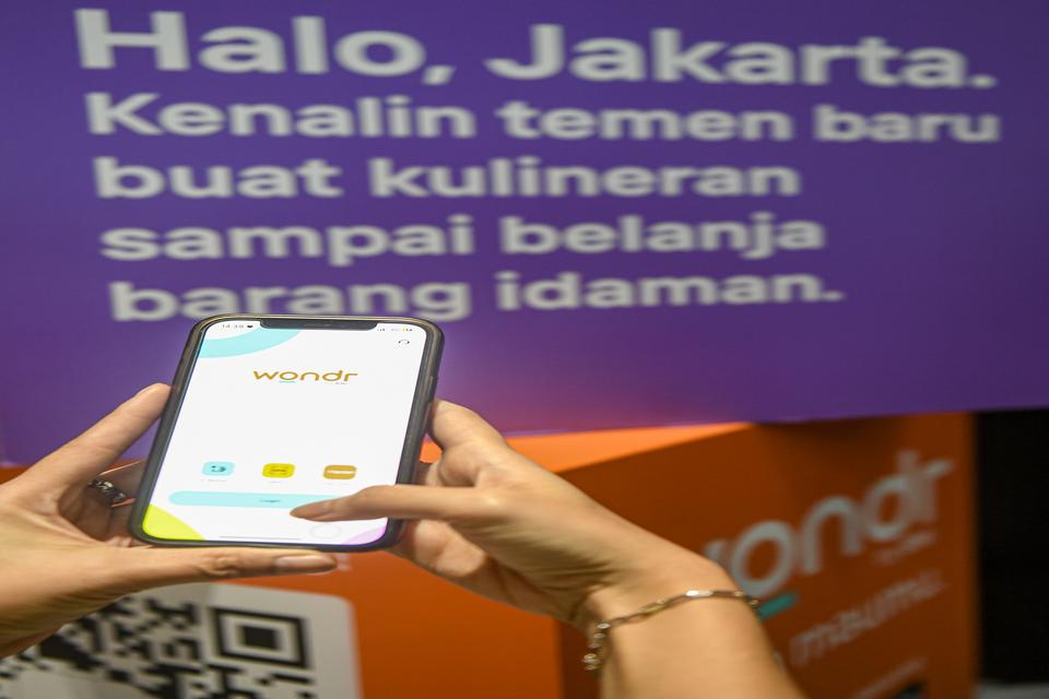 Seorang nasabah BNI melakukan transaksi menggunakan aplikasi wondr by BNI saat peluncuran mobile banking wondr by BNI di Menara BNI, Jakarta, Jumat (5/7/2024). PT Bank Negara Indonesia (Persero) Tbk atau BNI meluncurkan aplikasi mobile banking wondr by BN