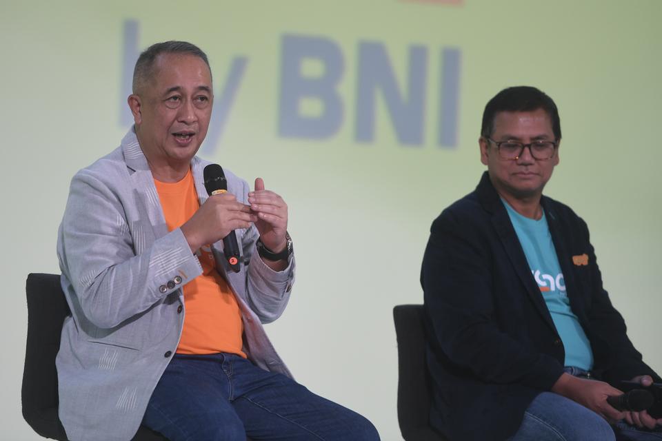 Direktur Utama BNI Royke Tumilaar (kiri) bersama Direktur Technology and Operations Toto Prasetio (kanan) memberikan keterangan kepada media saat peluncuran mobile banking wondr by BNI di Menara BNI, Jakarta, Jumat (5/7/2024). PT Bank Negara Indonesia (Pe