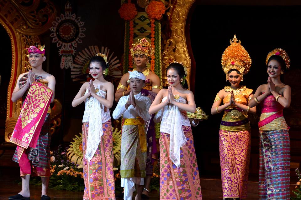 Model memperagakan busana adat saat kegiatan Parade Busana Adat se-Bali di Denpasar, Bali, Sabtu (6/7/2024). Kegiatan tersebut diselenggarakan untuk melestarikan dan mengenalkan kekayaan kain dan busana-busana adat yang menjadi ciri khas seluruh kabupaten