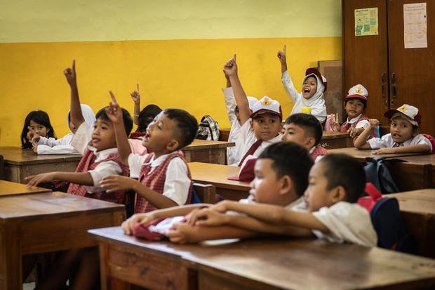 Sejumlah siswa mengikuti pelajaran di SDN Karet 01, Jakarta, Senin (8/7/2024). Hari pertama masuk sekolah tahun ajaran 2024-2025 dimulai dengan masa pengenalan lingkungan sekolah (MPLS) yang bertujuan untuk mengenalkan seluruh komponen sekolah beserta atu