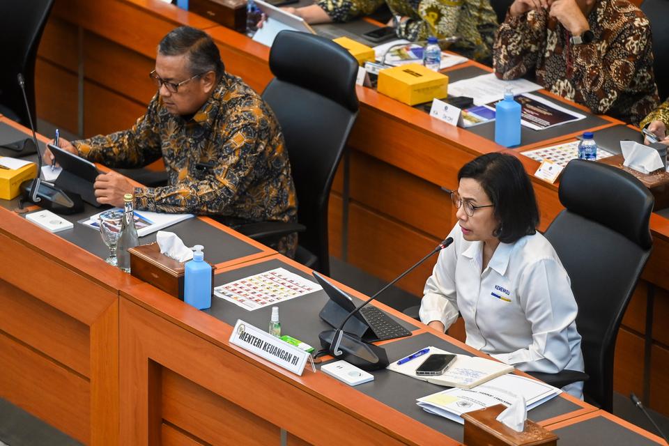 Menteri Keuangan Sri Mulyani Indrawati (kanan) bersama Gubernur Bank Indonesia Perry Warjiyo (kiri) mengikuti rapat kerja bersama Badan Anggaran (Banggar) DPR di kompleks Parlemen, Senayan, Senin (8/7/2024). Rapat tersebut membahas laporan realisasi semes