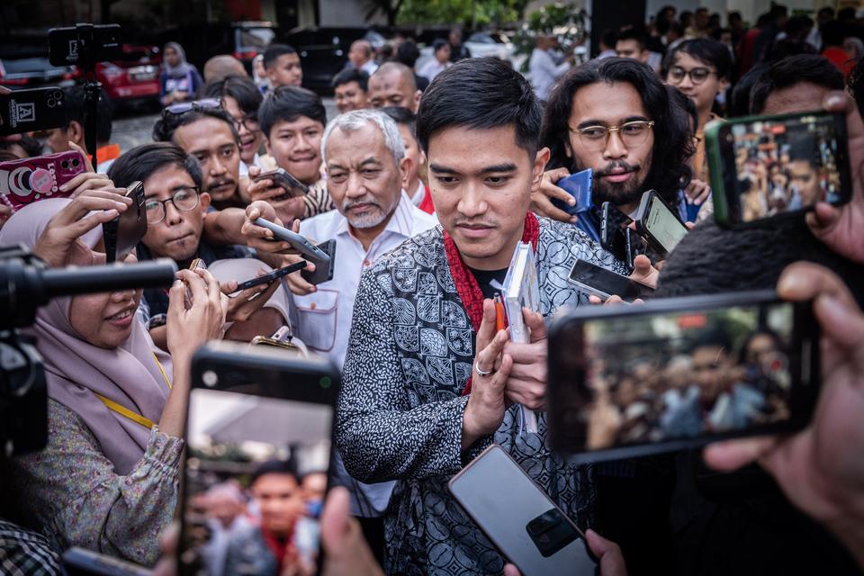 Ketua Umum PSI Kaesang Pangarep (tengah) didampingi Presiden PKS Ahmad Syaikhu (keempat kanan) menjawab pertanyaan wartawan usai silahturahmi antarpartai politik di Kantor DPP PKS, Jakarta, Senin (8/7/2024). 