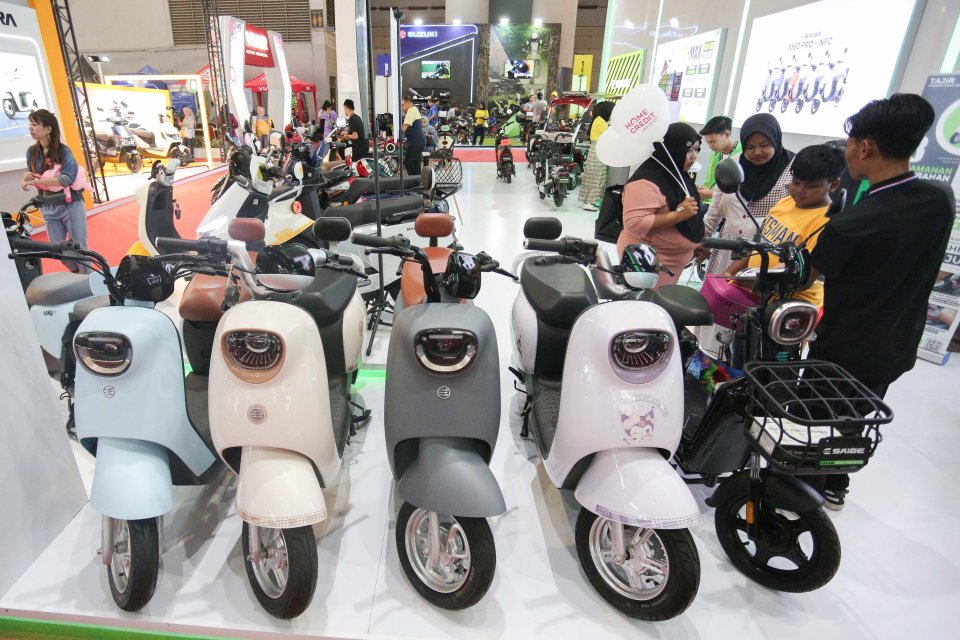 Pengunjung melihat sepeda listrik yang dijual di Jakarta Fair, JIExpo Kemayoran, Jakarta, Jumat (5/7/2024).