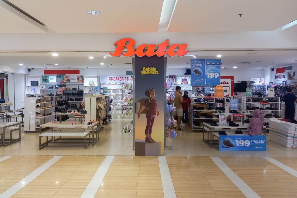 PT Sepatu Bata Tbk (BATA) alami kerugian tajam Rp 127,34 miliar pada semester pertama 2024, meningkat 293,7% dibanding tahun sebelumnya, dengan penurunan signifikan dalam penjualan domestik dan ekspor