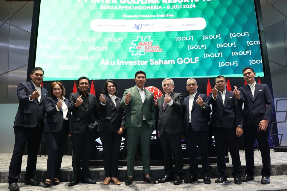 Komisaris Utama PT Intra GolfLink Resorts Tbk (GOLF) Darma Mangkuluhur Hutomo saat pencatatan saham perdana emiten GOLF, Senin (8/7). 