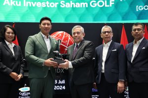 Komisaris Utama PT Intra GolfLink Resorts Tbk (GOLF) Darma Mangkuluhur Hutomo saat listing perdana saham di Bursa Efek Indonesia, Senin (8/7).