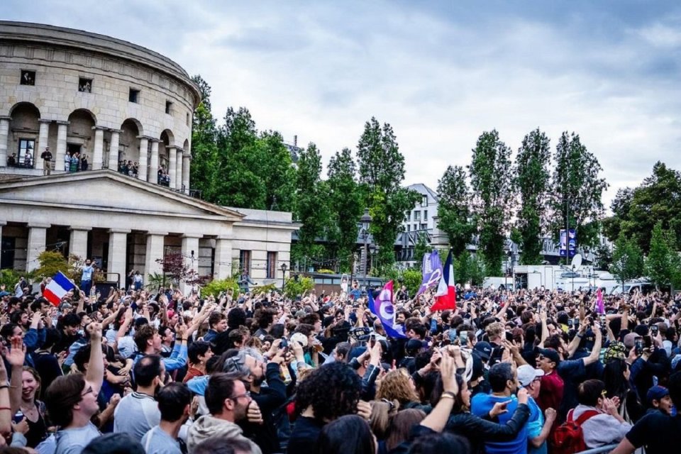 Massa sayap kiri Prancis merayakan keunggulan mereka pada pemilihan umum, Minggu (7/7). Foto: Instagram/Jean Luc Melenchon