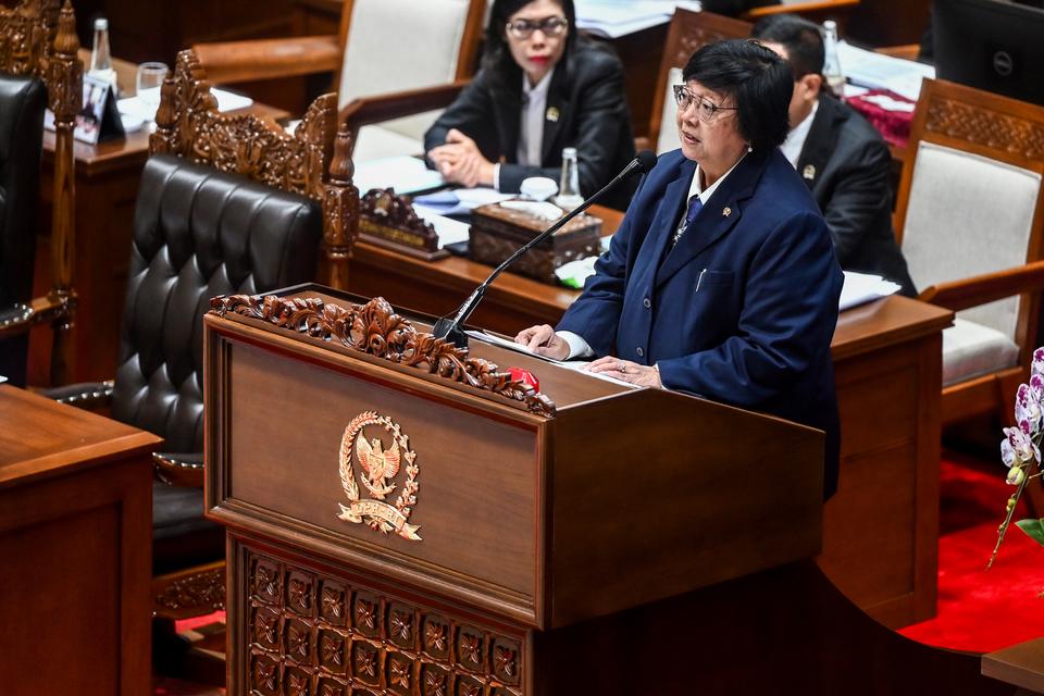 Menteri Lingkungan Hidup dan Kehutanan Siti Nurbaya Bakar (kiri) menyampaikan keterangan pemerintah terhadap RUU tentang Perubahan Atas Undang-Undang Nomor 5 Tahun 1990 Tentang Konservasi Sumber Daya Alam Hayati dan Ekosistemnya dalam rapat paripurna ke-2