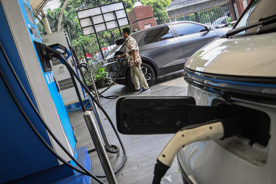 Pengemudi mengisi daya mobil listrik di Stasiun Pengisian Kendaran Listrik Umum (SPKLU), Jakarta, Selasa (9/7/2024). PT PLN bekerja sama dengan 28 mitra badan usaha pengembang dan penyediaan pengecasan kendaraan listrik guna mendukung target penambahan 3.