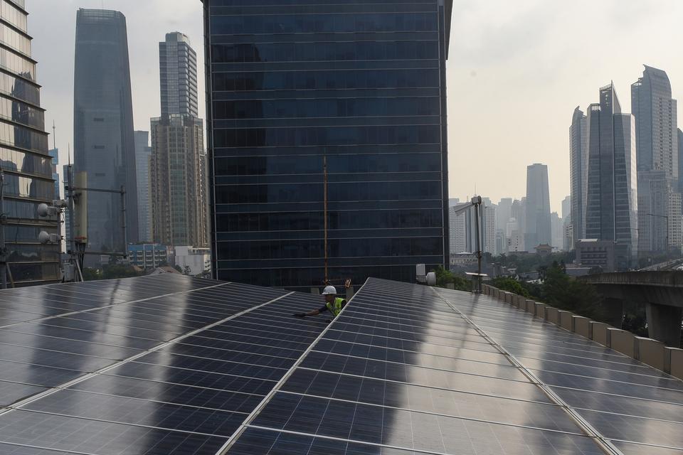 Teknisi melakukan pemeriksaan panel surya di Gedung Dirjen Ketenagalistrikan Kementerian ESDM, Jakarta, Selasa (9/7/2024). Kementerian ESDM mencatat bauran energi baru terbarukan (EBT) sampai pada akhir 2023 baru mencapai 13,1 persen, dan pemerintah menar