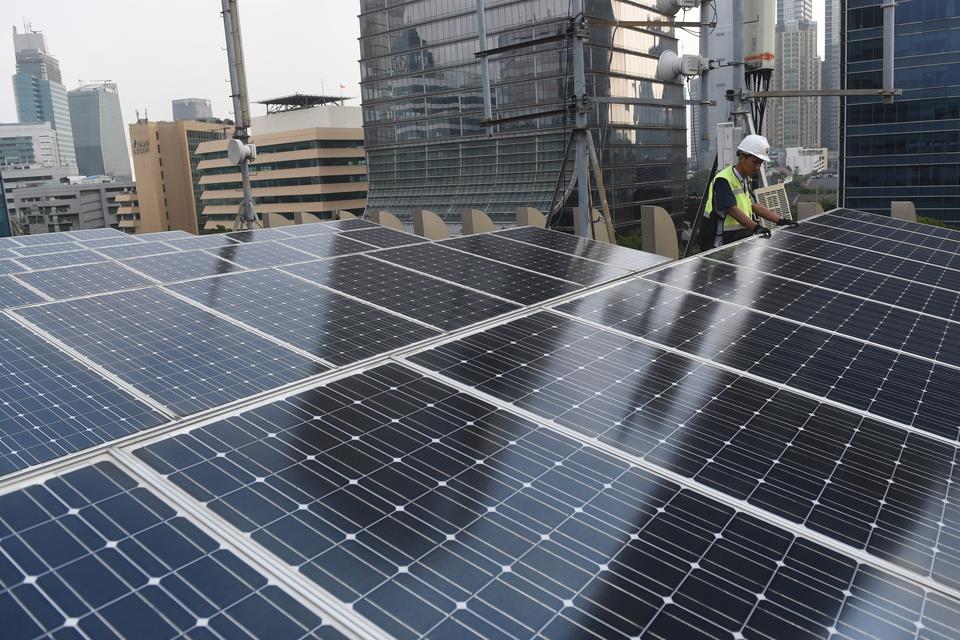 Teknisi melakukan pemeriksaan panel surya di Gedung Dirjen Ketenagalistrikan Kementerian ESDM, Jakarta, Selasa (9/7/2024). Kementerian ESDM mencatat bauran energi baru terbarukan (EBT) sampai pada akhir 2023 baru mencapai 13,1 persen, dan pemerintah menar